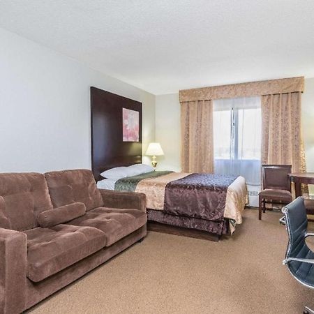 Super 8 By Wyndham Innisfail Exterior photo