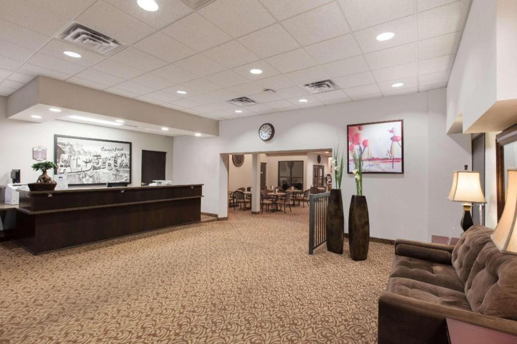 Super 8 By Wyndham Innisfail Exterior photo
