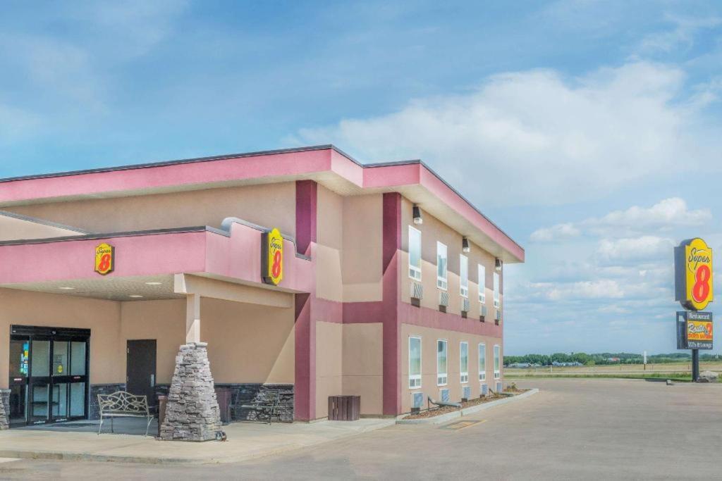 Super 8 By Wyndham Innisfail Exterior photo