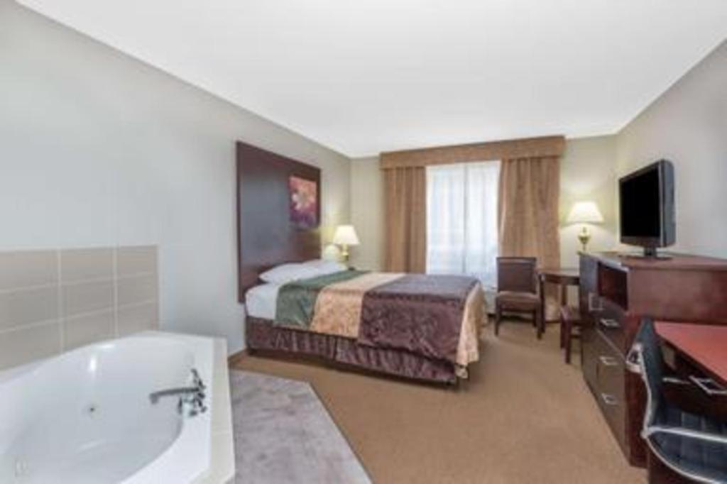 Super 8 By Wyndham Innisfail Exterior photo