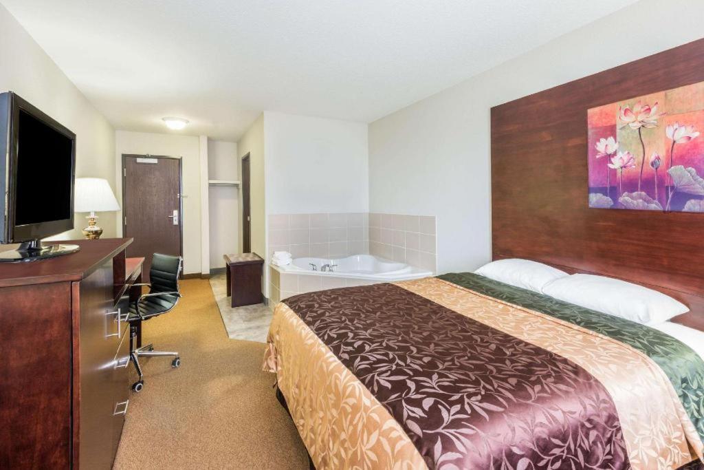 Super 8 By Wyndham Innisfail Exterior photo