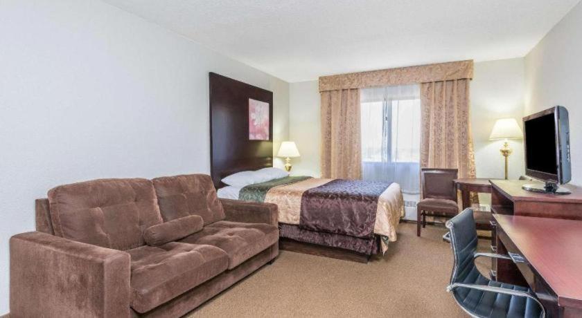 Super 8 By Wyndham Innisfail Exterior photo